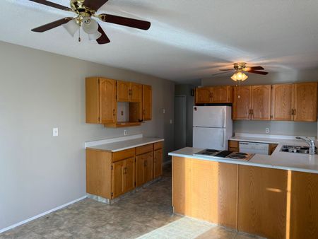 Beautiful 5 Bedroom Home in Eastview! - Photo 4