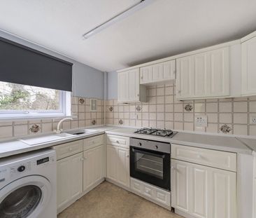 Aurum Close, Horley, Surrey, RH6 - Photo 2