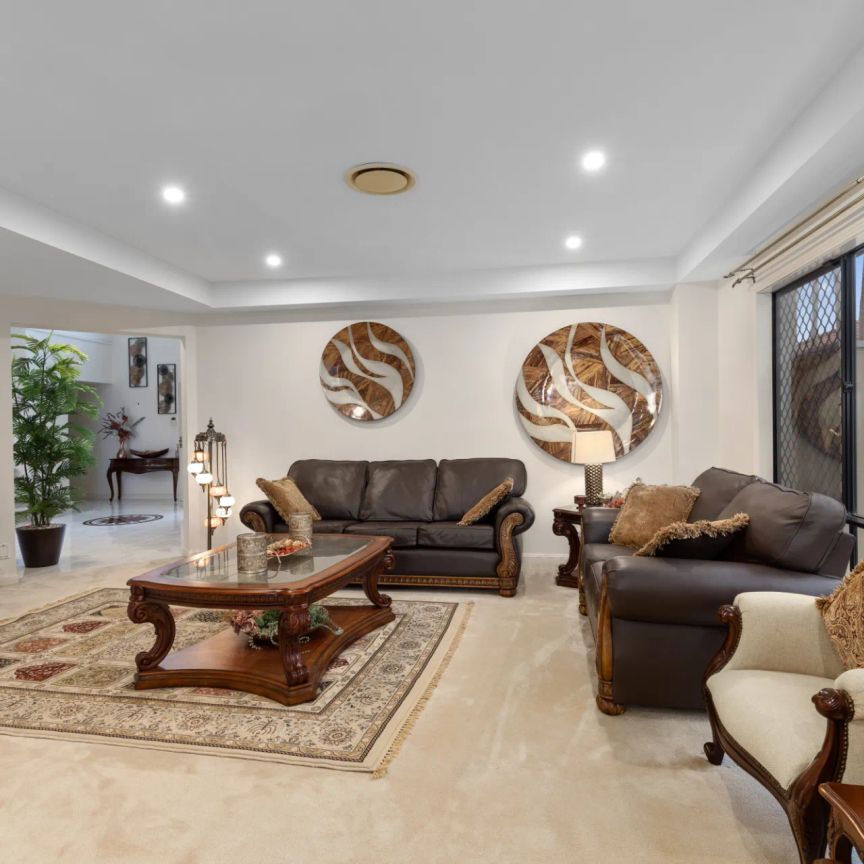 A Beautiful Waterfront Large Family Home in Hope Island - Photo 1