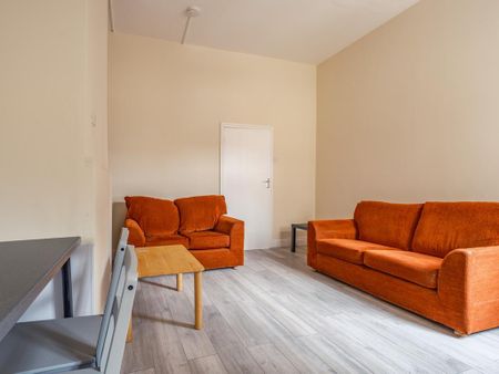3 bedroom flat to rent - Photo 4
