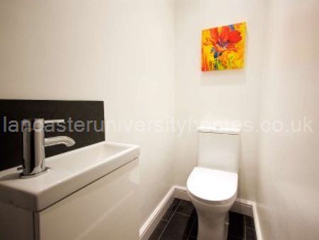 Modern 5 bedroom home ideally located close to the town centre. Room 2 - Photo 3