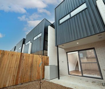 Townhouse in Millie complex! - Photo 3