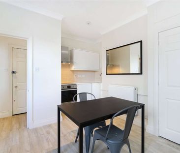 A contemporary studio apartment available to rent close to local amenities. The property is recently refurbished and located on the third floor of this mansion block. - Photo 1