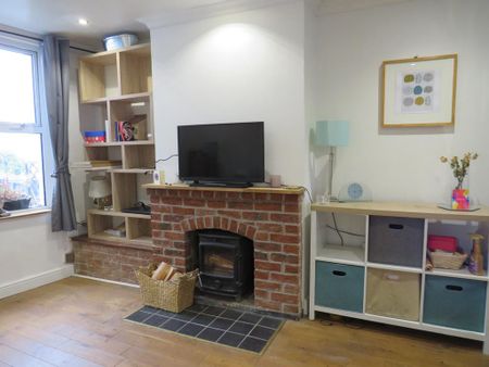 2 bedroom end of terrace house to rent - Photo 2