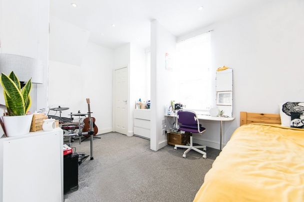 The Village Street, Burley, Leeds - Photo 1