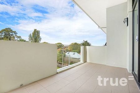 LIGHT-FILLED APARTMENT LOCATED IN THE HEART OF PETERSHAM - Photo 3