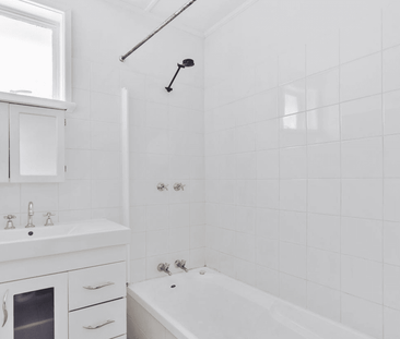Light, Bright and Spacious Family Home - Photo 6