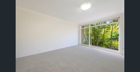 Freshly Painted Bayside Apartment - Photo 2