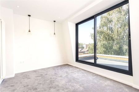 A stunning and contemporary four bedroom house in West Putney. - Photo 3