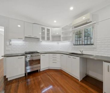 FRESH, LIGHT-FILLED HOME WITH MODERN COMFORTS - Photo 3