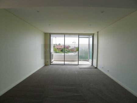 Modern 2 Bedroom Apartment in Convenient Location - Photo 2