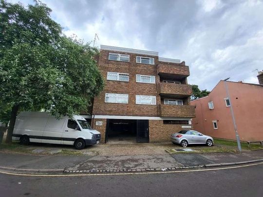 Large Bed Flat With Balcony In Windsor Court, Luton, LU1 - Photo 1