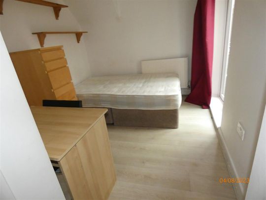 3 bed flat to rent in Fifth Avenue, Heaton, NE6 - Photo 1