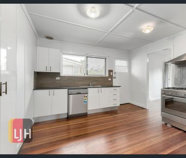 3 BEDROOM HOME WITH AIR CONDITIONING CLOSE TO EVERYTHING - Photo 3