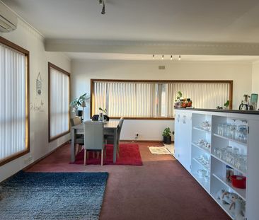 Private & Peaceful Top-Floor Retreat - Photo 2