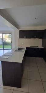 Spacious 3 Bedroom Townhouse with Double Garage - Photo 4