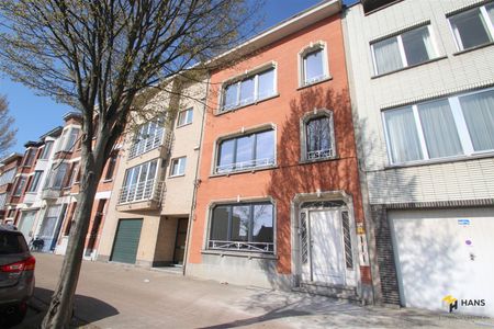Tot in de puntjes gerenoveerd appartement (60m²) met 2 slaapkamers, overdekt terras en tuin op gunstige locatie in Merksem! - Foto 3