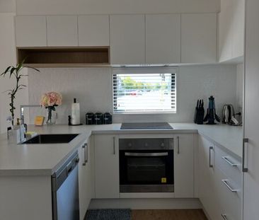 Lovely modern townhouse in great location! - Photo 5