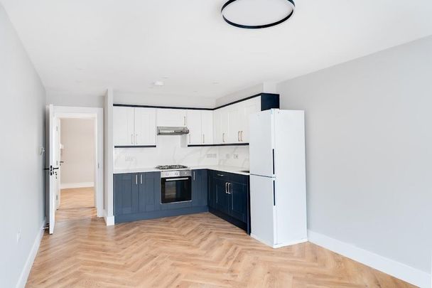 Flat 2, 33 Lawrence Buildings, London N16 - Photo 1