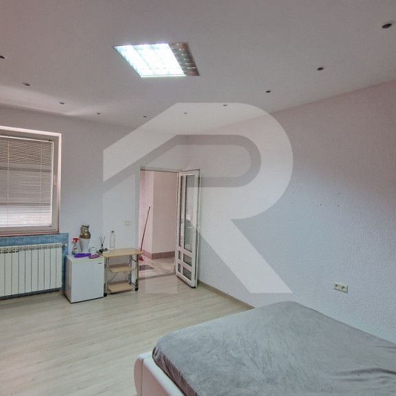 Vila , 300mp utili, ideala afterschool, cazare muncitori str - Fotografie 1