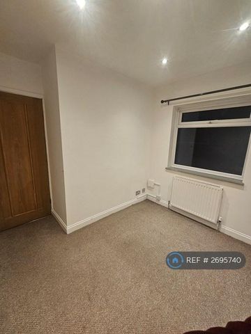 1 bedroom in a flat share to rent - Photo 4