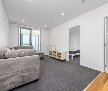 Modern One-Bedroom Apartment in Renovated City Building - Photo 3