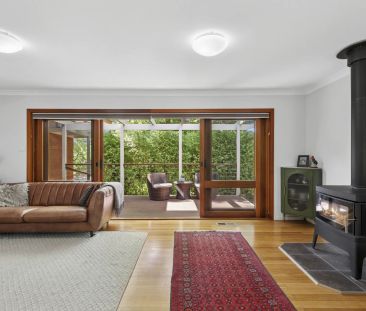 Beautiful four bedroom home backing Red Hill Nature Reserve - Photo 1