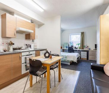 1 bedroom in a flat share to rent - Photo 2