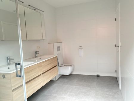 Gelijkvloers appartement met 2 slaapkamers, terras en garage - Photo 3