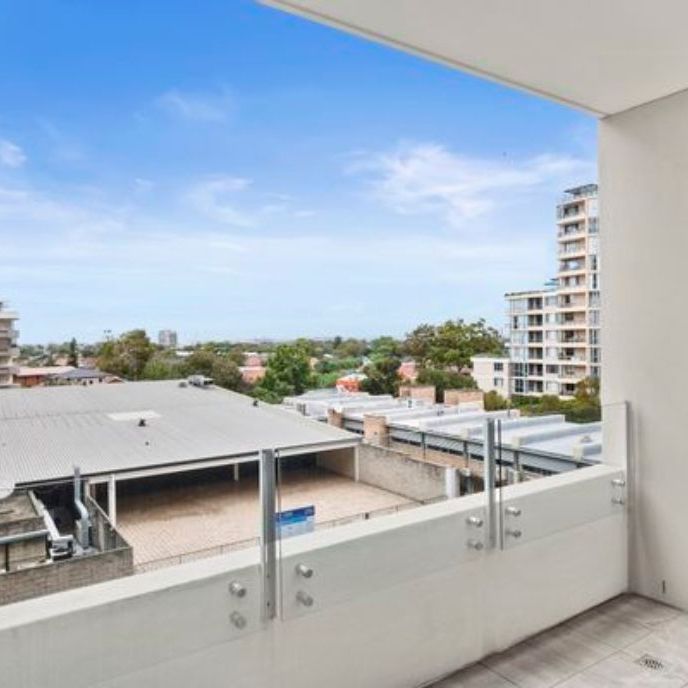 Quality modern apartment situated in this desirable location in the heart of Maroubra - Photo 1