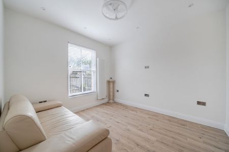 4 bedroom semi-detached house to rent - Photo 4