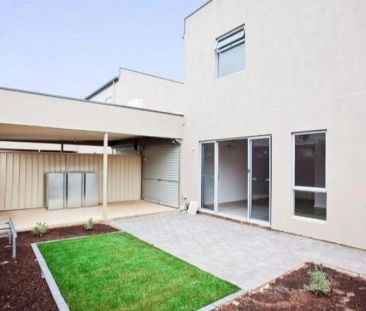 3 Bedroom Modern Townhouse for Rent! - Photo 1