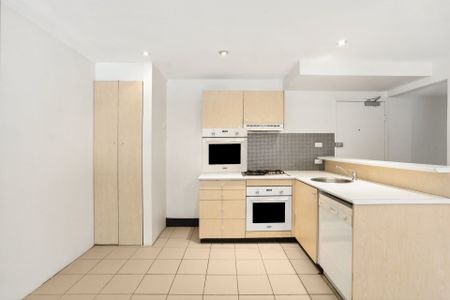 Spacious Designer Loft with Parking in Prime Camperdown Location - Photo 4