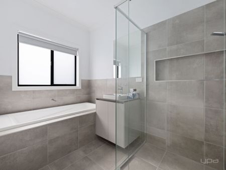 5 BEDROOM FAMILY HOME WITH 3 BATHROOMS - Photo 5