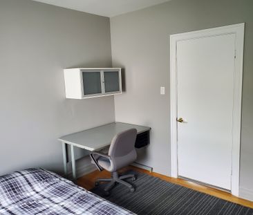 Métro Longueuil __ 2e station de Berri-UQAM __ Propre & Paisible - Photo 1