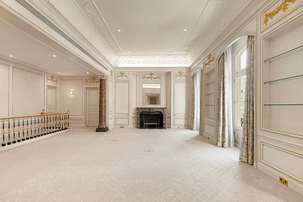 Elegantly renovated six-bedroom townhouse in the heart of Belgravia - Photo 1