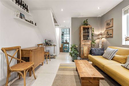 Bright split-level one bedroom flat on Forest Road. - Photo 3