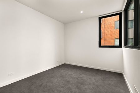 Luxurious Riverside Living - Photo 4