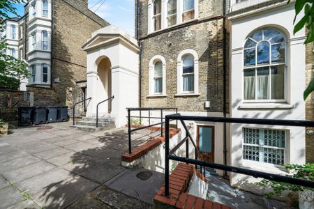 3 bedroom flat to rent - Photo 5