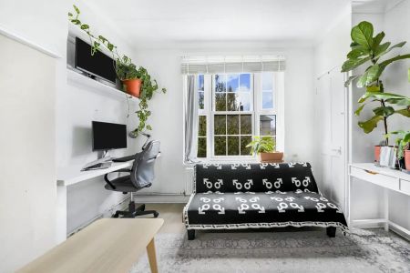 1 bedroom flat in County Street - Photo 3