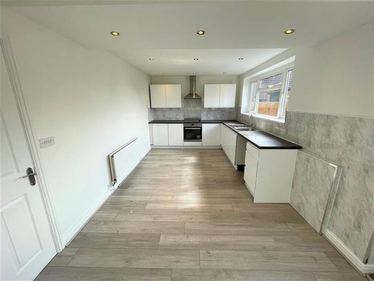 3 bedroom end of terrace house to rent - Photo 1