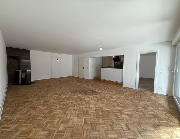 Stilvoll wohnen im Zweifamilienhaus - großzügige 3-ZKB im EG mit Kamin, Terrasse und Pergola - Foto 1