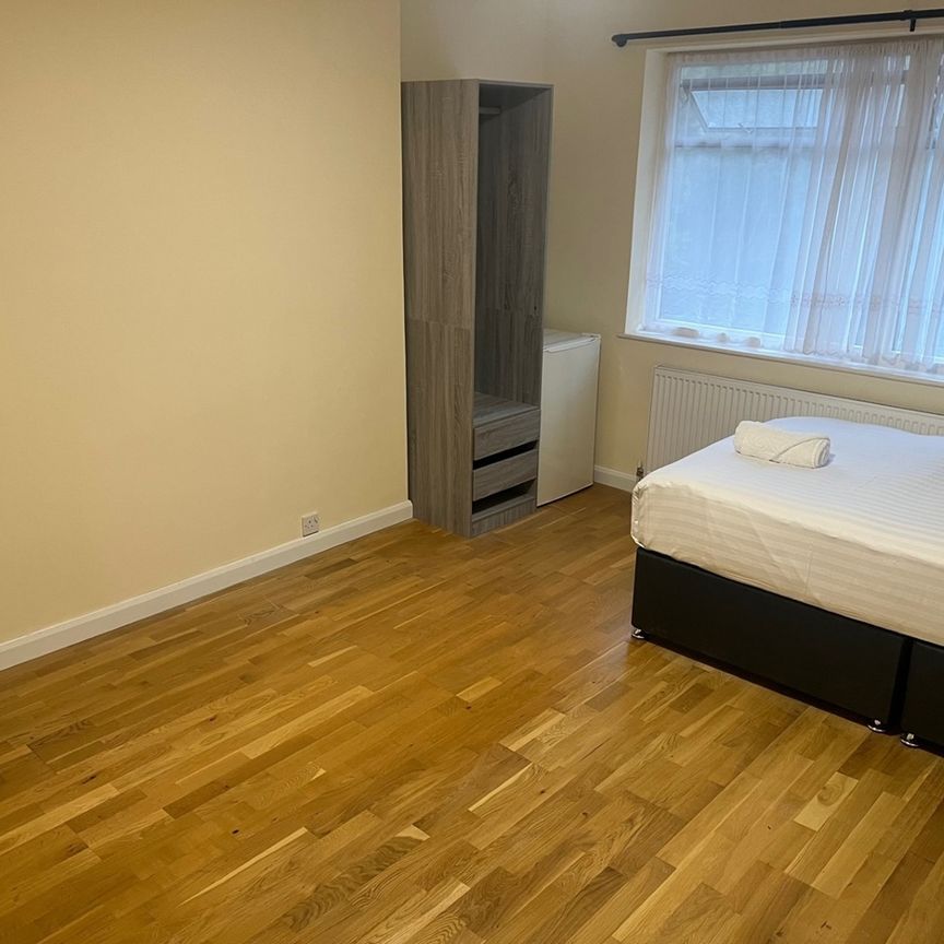 Room in a Shared House, Vyner Road, W3 - Photo 1