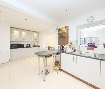 4 bedroom end of terrace house to rent - Photo 2