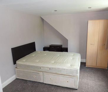 3 bedroom flat to rent - Photo 4