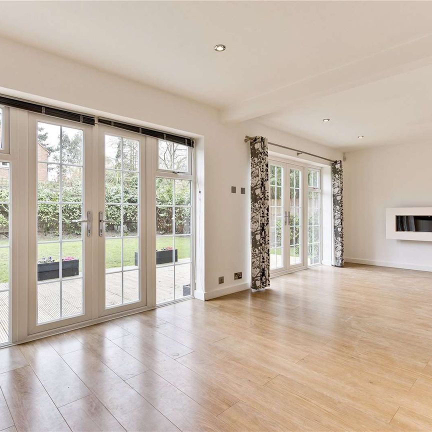 A well-presented five bedroom family home located on a quiet residential road, benefitting from a double garage and private rear garden. - Photo 1