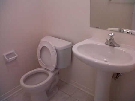 For Lease - 361 Aspendale Crescent, Mississauga, Ontario - Photo 2