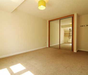 4 bedroom link detached house to rent - Photo 3