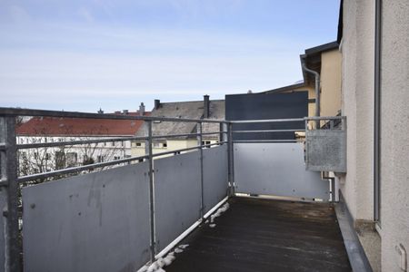 Kaßberg • 3 Zimmer • Balkon • Parkett • Bad mit Wanne • Aufzug • Dachgeschoss-Flair • Anschauen !? - Photo 3