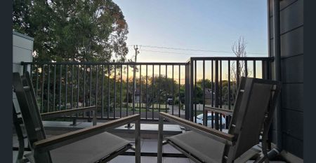 Townhouse with it's own driveway !! - Photo 2